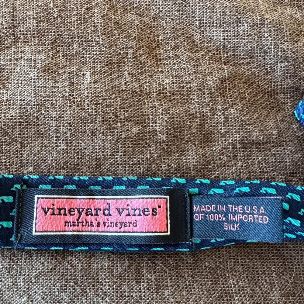 Vineyard Vines Adjustable bow tie  BLUE with light green/blue whale print - EUC